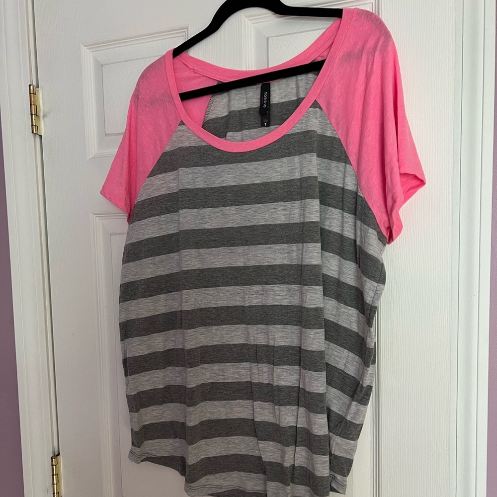 Torrid Size 3 Grey and Pink Striped Tshirt